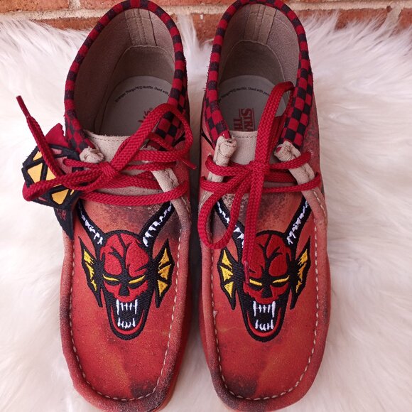 Rare Clarks Original Wallabees Stranger Things Hellfire Club Shoes Men's Size: 8 - Picture 12 of 16
